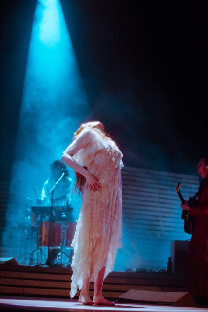 fatmdaily:Florence Welch wore a Gucci custom V-neck lace dress with frilled sleeves