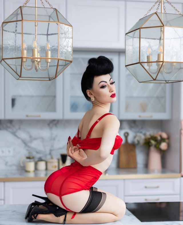 addictedtopinupncorsets:chicago-sir:Lady