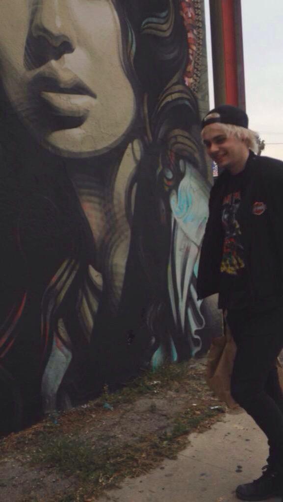 michaelsputa:  WHY DO I LOVE YOU WHEN ALL YOU DO IS NOT LOVE ME BACK? 