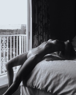 classy-coquette:Stretching out.