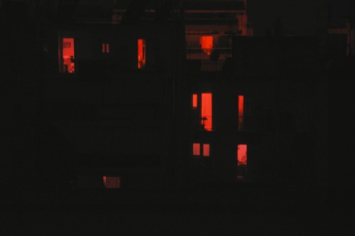 its-too-dark-here:   Βγήκε να κάνει τσιγάρο. 
