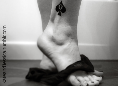 Esposa: amor, vou fazer uma tatuagem de Rainha de Espadas tá? Corno: claro meu amor, por
