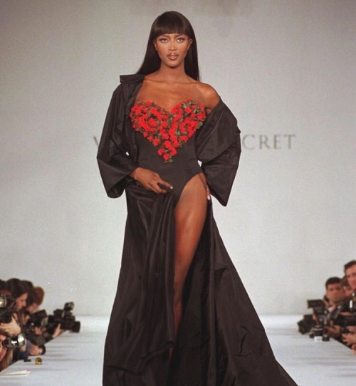 roseprada: Naomi @ Victoria’s Secret Fashion Show 1996