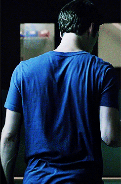 wahaay:   #god shoulder to waist ratio drivin’ me insane (via wolfsbanepunch) 