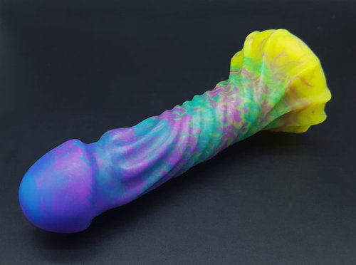 Marco of Uberrime Handmade Dildos does perhaps the most mind-blowing colorations, marbles, fades, AN