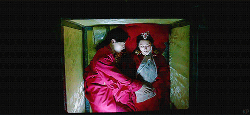 kimp05:When King Yi is alive, I’m his medicine pot. When he dies, I’m an object that will be buried 