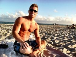 HOT GUYS ON THE BEACH