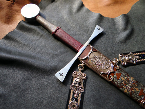 A recently completed commission for the Albion Ljubljana sword. This one is a Warhammer 40K themed f