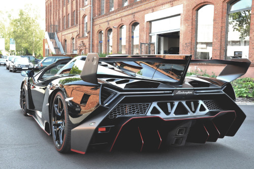 johnny-escobar:  Just wanted to share some hi-res pics of this insane Veneno Roadster. **Click on images to enlarge…enjoy!