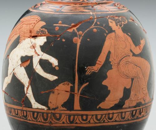 hellenismo: This squat lekythos depicts an idyllic garden scene with a seated female, an Eros figure