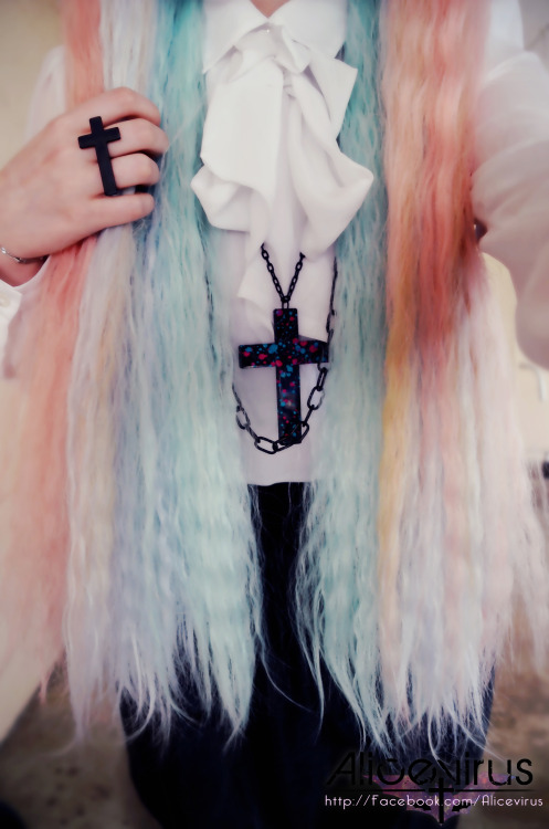 pastel-goth-princess:  dyingbythe-sea:   ☠✞☠Follow for more pastel goth☠✞☠  ✖‿✖  ❤