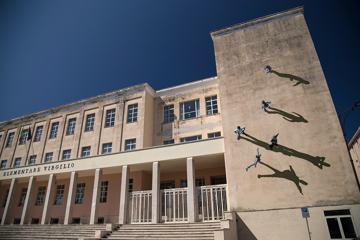 asylum-art:  Shadowy Optical Illusion Mural in Italy by artist Anders Gjennestad