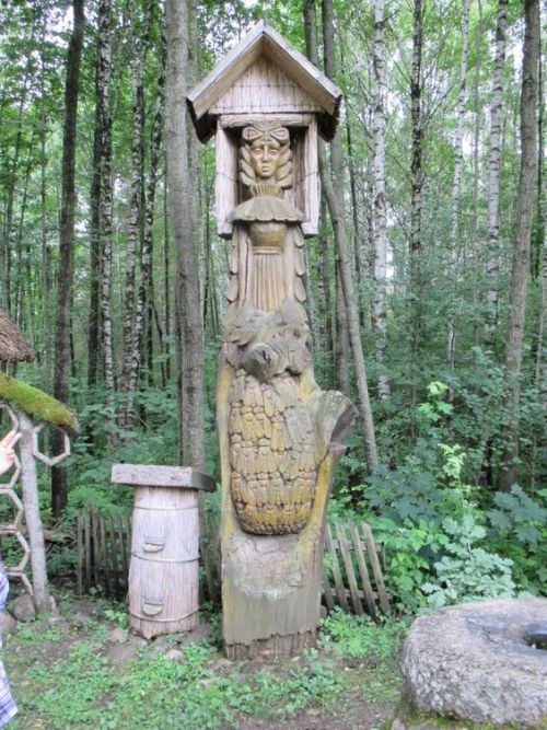 petitepointplace:The goddess of beekeeping,  Austėja, is a very common girl’s name in Lithuania.