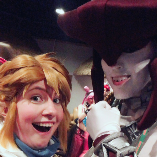 I took some amazing selfies with some amazing cosplayers (AND FINALLY SIDONS AHH). We&rsquo;re o