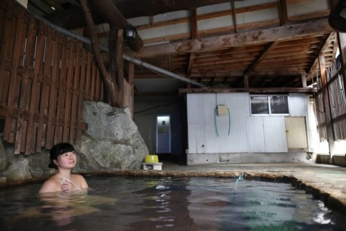 湯川温泉「大扇別館」 岩手県の温泉です ・ 前回投稿の柵の先 女性用内湯の扉が見える広目のスペースです ・ 熱すぎないお湯にのんびり浸かれて とーっても癒されます ・ #岩手県#湯川温泉#大扇別館#タ