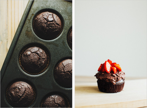  Chocolate Cupcakes with Cocoa Mascarpone Frosting 