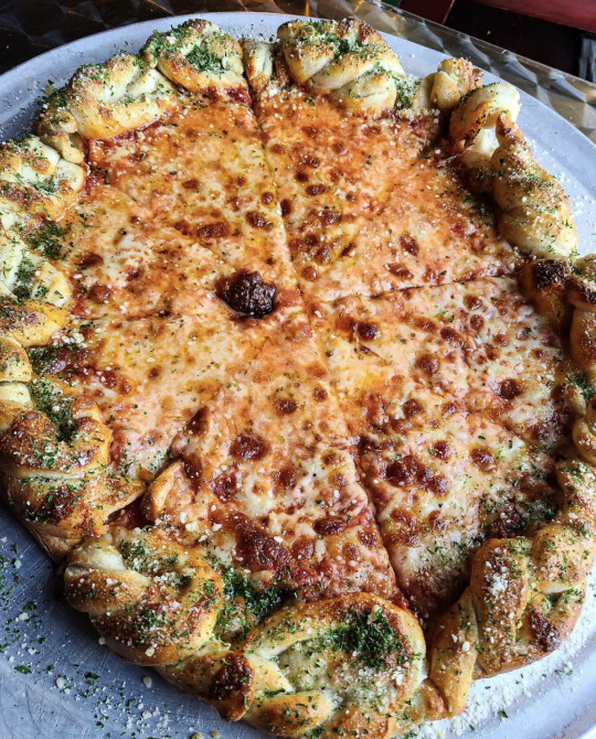 everybody-loves-to-eat:garlic knot pizza 