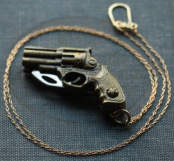 charm-0ffensive:  wickedclothes:  Revolver Pocketknife Necklace Hung on a 22” chain, this brass revolver unfolds into a pocketknife. A clever, hidden tool. Sold on Etsy.  Want 