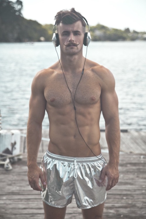 rochjock25:  jakeling:  Silver Surfer… Nathan McCallum by Jake Weisz       (via TumbleOn)