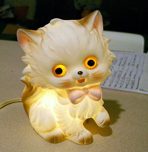 fiyhi: patron-de-los-santos:  mcdamnright:  So I was at a thrift store and I see this little cat lamp. I was like “Aye yo, ya’ll are fuckin’ adorable.”So I bought the lil’ guy and took him home to plug him in.  Then I was like “No.”  well