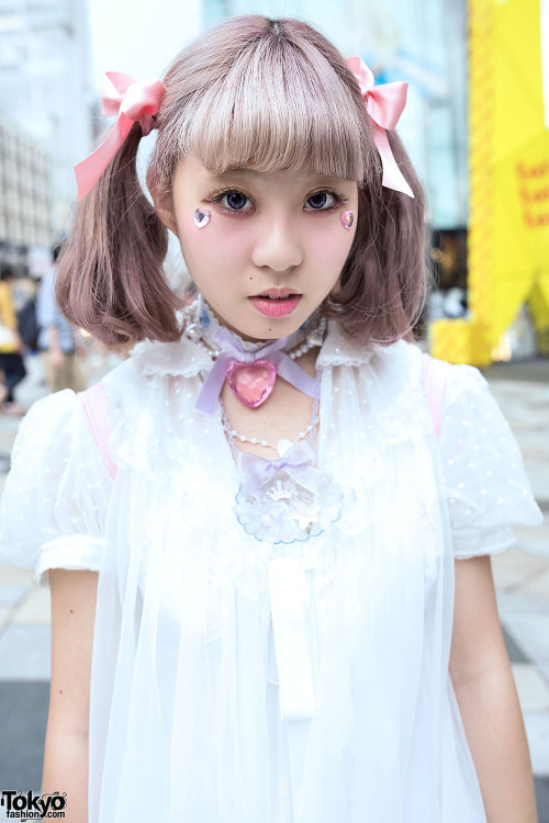 tokyo-fashion:  Kinako (18) and Miho (19) on the street in Harajuku with pastel hair, resale and vintage fashion, 6%DOKIDOKI, Nile Perch, Milklim, ribbons, bows, hearts, and seashells. Full Looks 