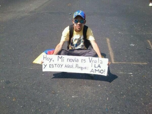 storytellerluna: assangistan: alittlesilly: This is what is hapenning in Venezuela. People get tired