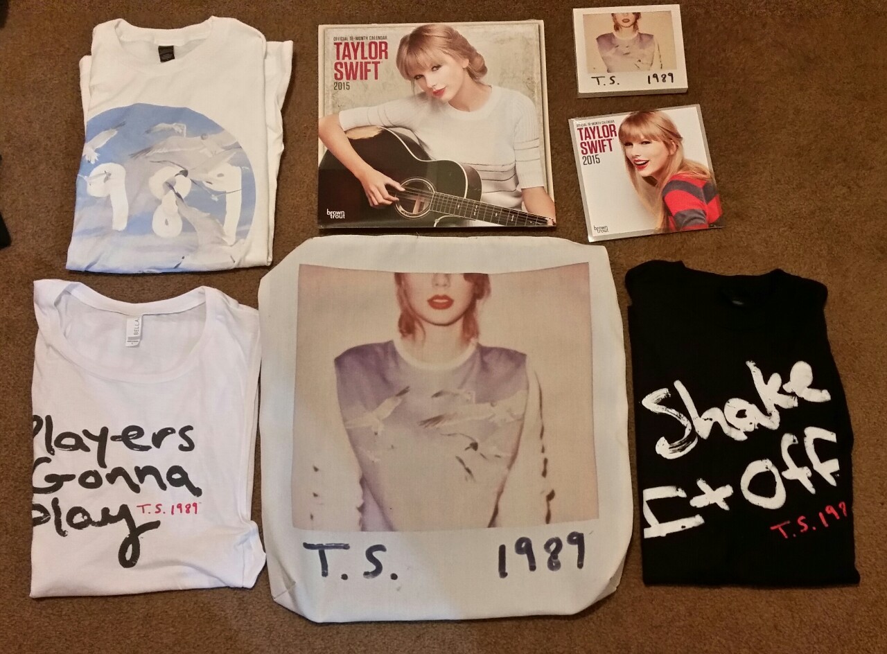 flashbacksandechoes:
“ 1989 GIVEAWAY!
Okay so last week I had the opportunity to see Taylor at an IHeartRadio event and they gave us all merch bags! Since im not 18 I had to bring my mom so I got double merch that I really would rather have someone...