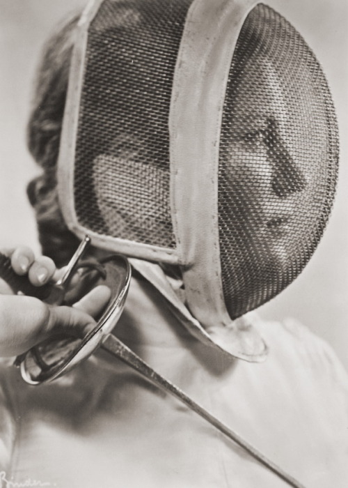 shihlun:Woman with fencing mask and foil (1930s Germany)Photographer: Alexander Binder, Berlin