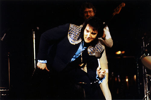 mrsickboy50:  Elvis Presley in 1975… such a sexy man. 