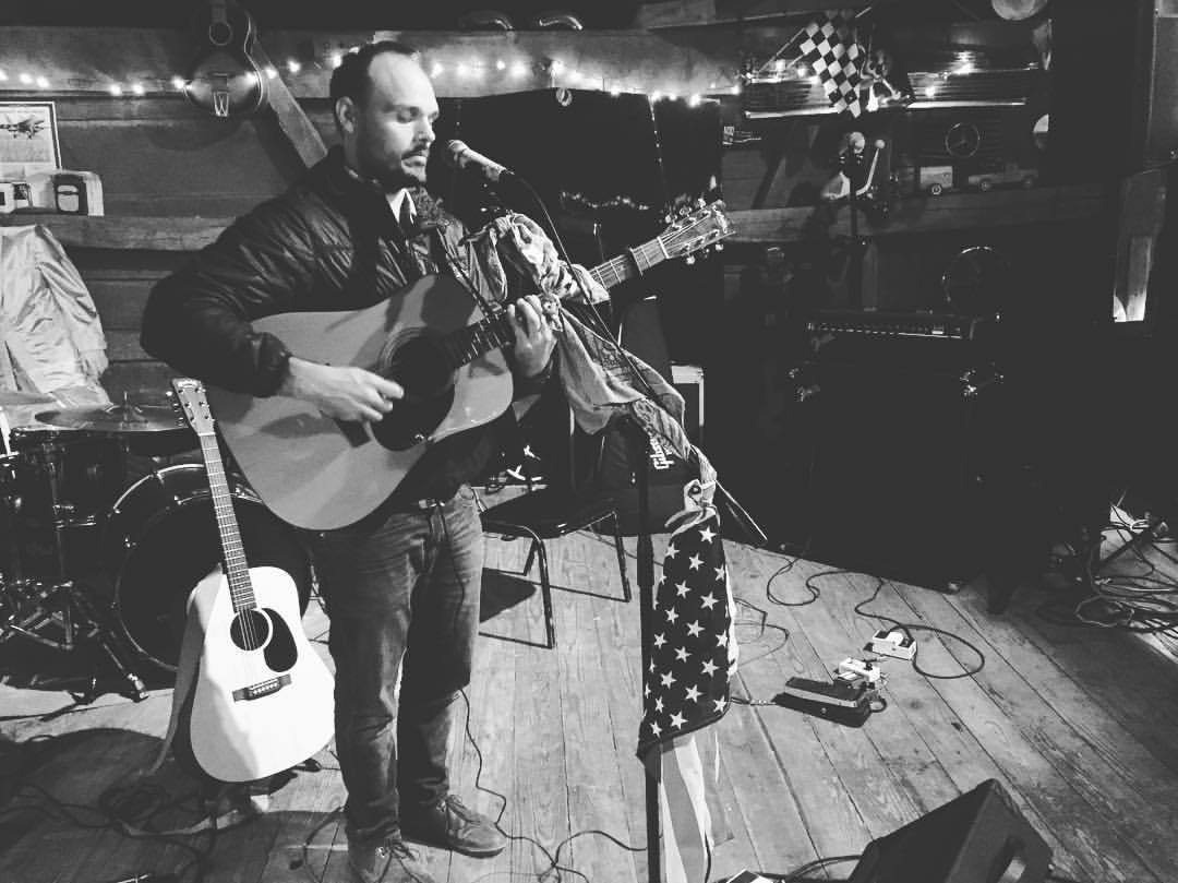 The Brillliant man, @johnhuffordmusic opening for @aarondavidandthewiseowls !!
.
.
.
.
.
#SpreadingLove #wineandvibes #CountryCreekWinery #winter #vibes (at Country Creek Winery)