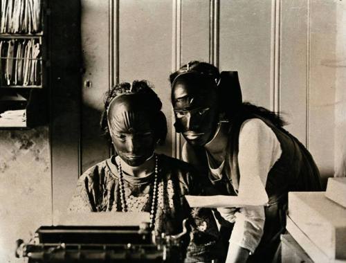 1921 rubber beauty masks, British inventionphotographer:  source inconnue source:  ba