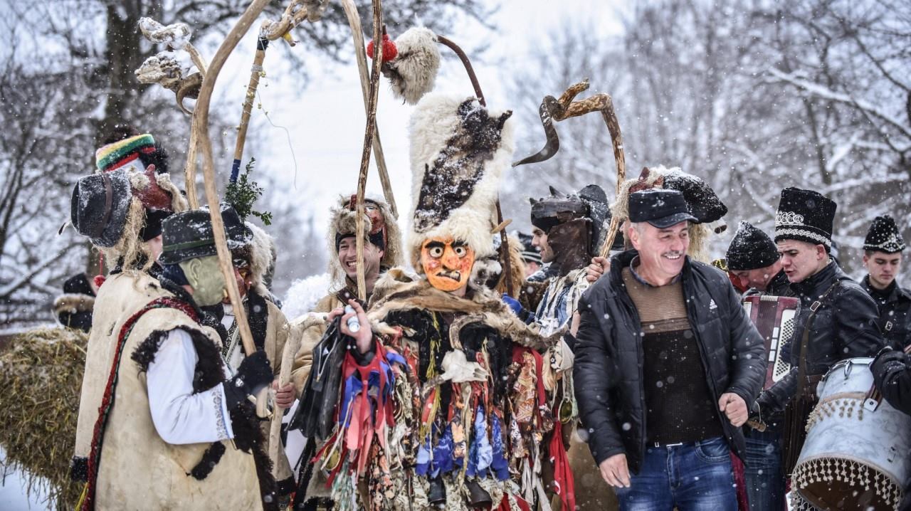 UCRANIA. La fiesta de invierno Malanka o Celebraciones del Año Viejo es uno de los festivales tradicionales más populares que se celebra cada año en el pueblo de Krasnoilsk, oeste de Ucrania en la víspera de Año Nuevo de acuerdo con el antiguo...