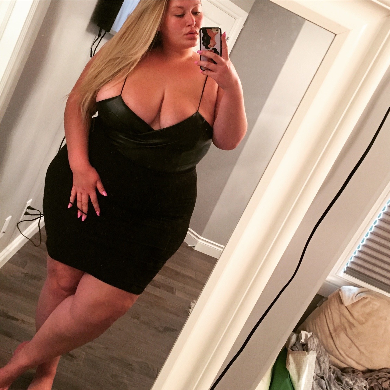 plus-size-barbiee:  I bought a leather body suit from boo hoo and it’s amazing!!