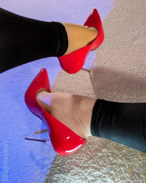 Inspiration for the night #inspiration #highheels #highheelpumps #redpumps #metalheelpumps #sexyheel