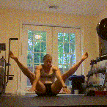 crossfitters:  Gretchen Kittelberger: Accumulating 10 press to handstands from straddle