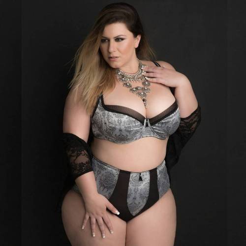 londonandrews:  “I don’t know a perfect person. I only know flawed people who are still worth loving.” - John Green - #effyourbeautystandards #londonandrews #plusmodel #plussize #lovetheskinyourin #plusblogger #sizesexy #curvy #beyoutiful #curvyisback