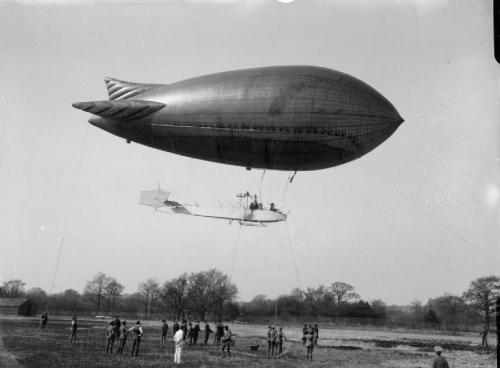decimonono:1909. British Army airship Baby. Car-girder type; inflated fins. Two Buchet engines; on