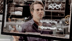 whatsalittleincest-blog:make me choose | asked by thorsty: tony stark or bruce banner.