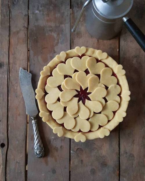 mymodernmet: Baker Shares Before and After Photos of Her Intricately Patterned Pie Crust Designs