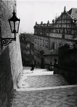 tytusjaneta:   Alfred Ehrhardt (1901 - 1984)Prag. Auf der neuen Burgstiege, 1941. Serie: Böhmen und Mähren  via 