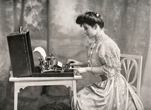 edwardian-time-machine:1905, Mlle Harlay working on a Hammond typewriterLe Figaro-ModesSource