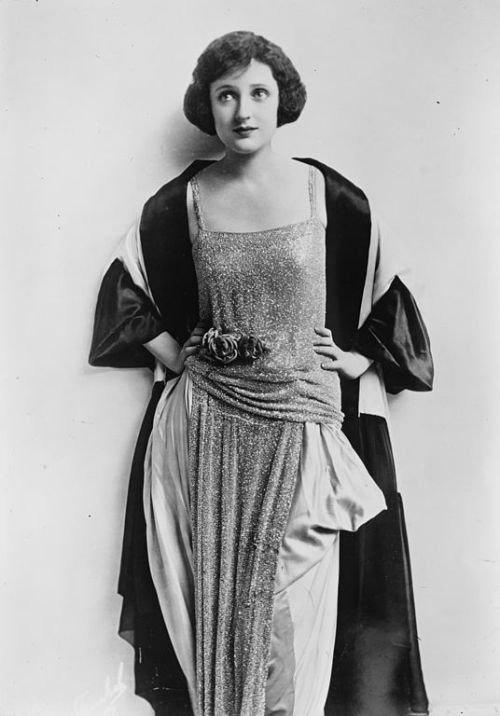 goldenphotoarchive:  Portrait of Carmel Myers, 1920’s.