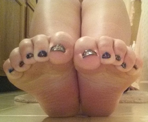 missphoenix-mysecretlife: My scrunched toes. ^_^