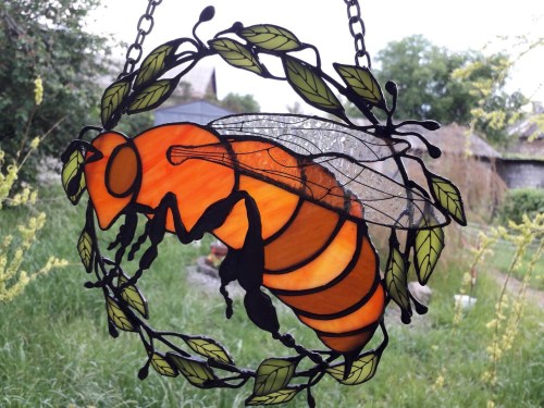 hyvetyrant:sosuperawesome: Glassbee on Etsy The queen bee stained glass…. I might NEED that.