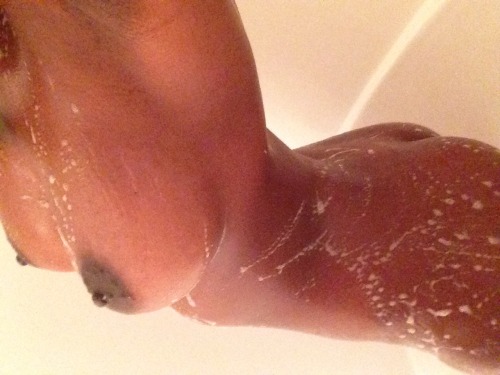 ebonywankbank:  kinkyasphuck:  Shower pic ;p requested by one of my lovely followers!  Follow here for more nudes(;  Xoxo  kinkyasphuck
