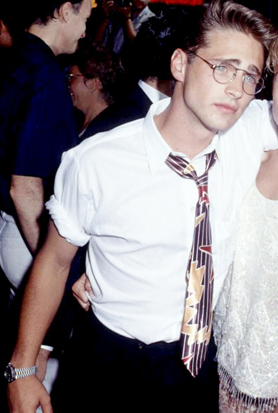mabellonghetti:Jason Priestley red carpet looks from the 90′s