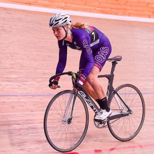 thebicycletree: Repost: @melbourneomnium @lara.tucker30 is fast! : Liz Vagg #trackcycling #velodrome