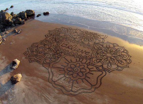 Incredible Beach Art San Francisco native artist, Andres Amado, uses the beach as his canvas. Instea