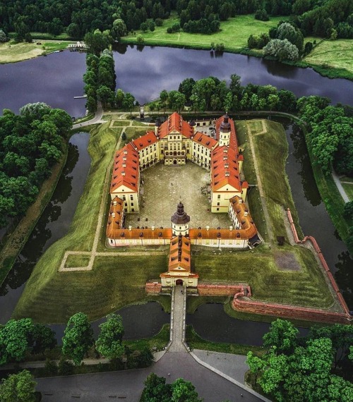 livesunique: Nesvizh Castle, Niasviž, Belarus,Picture by @andrei_pugach 