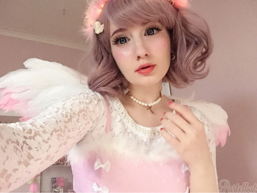 pastelbat:  Fluffy angel selfies, this might be my favorite look heh (◍•ᴗ•◍)♡ ✧*。  This dream holic wig always make me feel cute! (*////*) (I’m wearing little poppy in milky lavender)For outfit rundown go here<- (wings are handmade